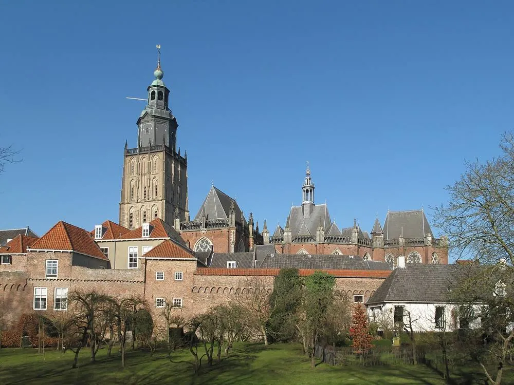 Zutphen: Zutphen, Walburgkerk met stadsmuur foto4 2011-02-17 13.43